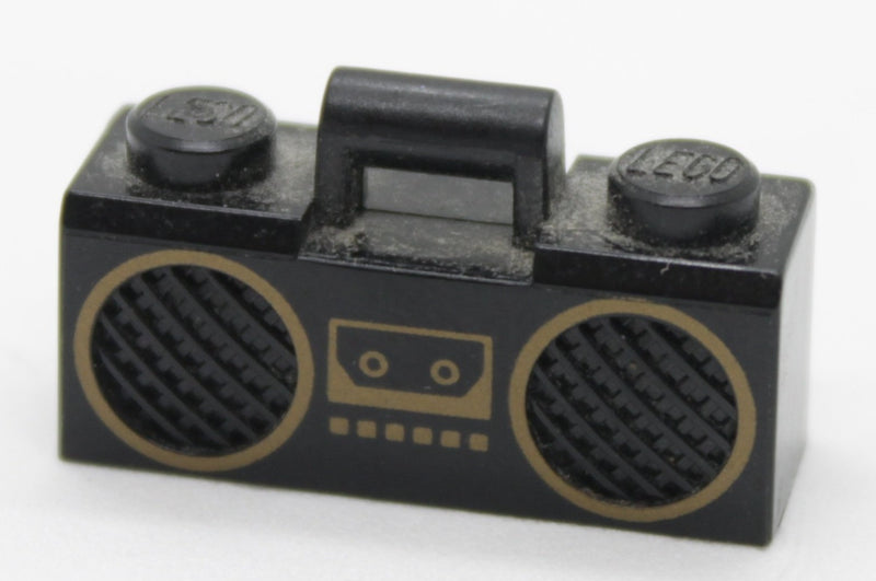 Radio kantokahvalla, kultainen kasettisoitin ja kuvio