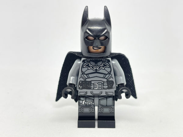 Batman, tummanharmaa, raskaat varusteet